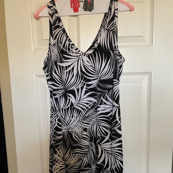 Karen Kane Dresses & Skirts - Karen Kane Monochrome Leaf Pattern Dress